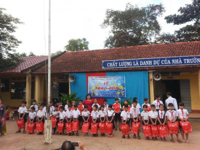 TẶNG QUÀ CHO HỌC SINH NGHÈO TRƯỜNG TIỂU HỌC MINH HÒA TRONG DỊP TẾT ĐINH DẬU 2017