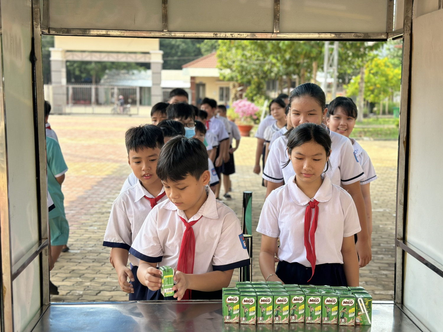 CÔNG TY SỮA MILO VIỆT NAM TRAO TẶNG SỮA NESTLE MILO CHO HỌC SINH TRƯỜNG TIỂU HỌC MINH HOÀ